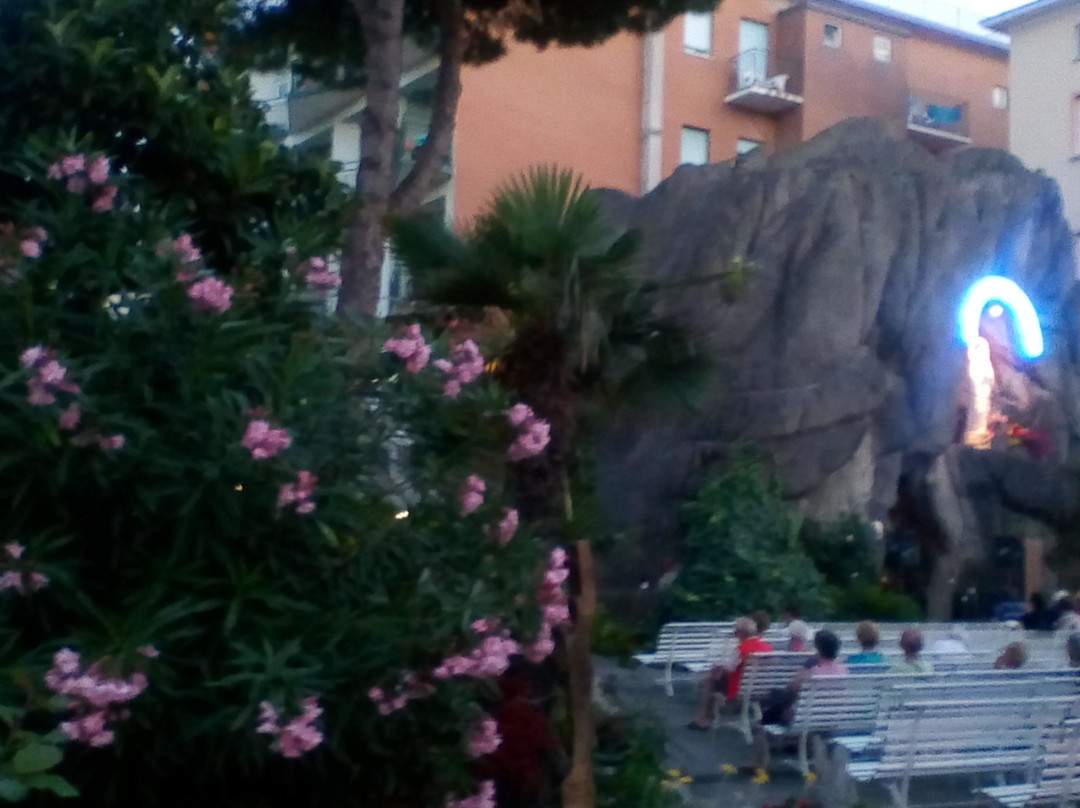 Santuario della grotta della Madonna di Lourdes景点图片