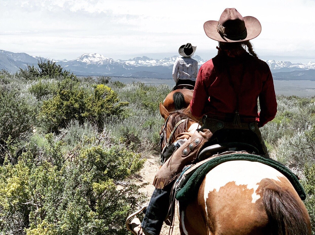 Frontier Pack Train-六月湖必去景点