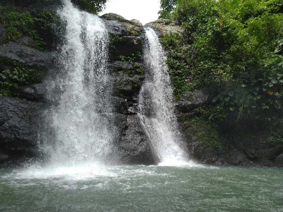 Juwuk Manis Waterfall景点图片