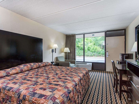 威尔克斯伯纳温德姆戴斯旅馆主图