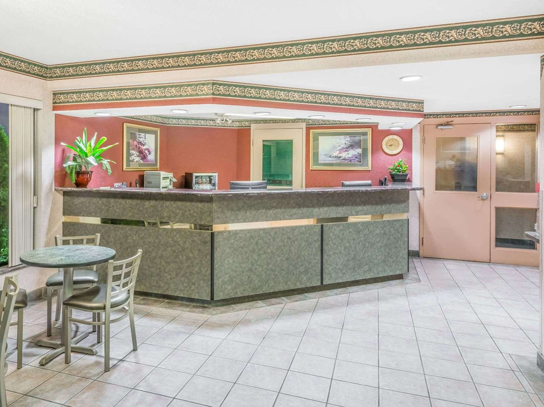 大使温莎大桥速8酒店主图