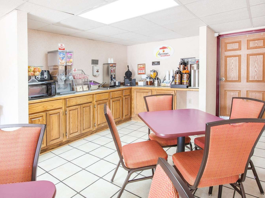 Super 8 by Wyndham Clinton主图