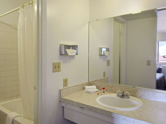 Super 8 by Wyndham Vernon主图