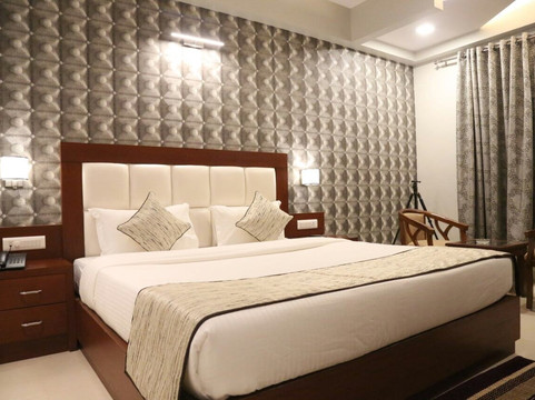 菠罗奈斯酒店主图