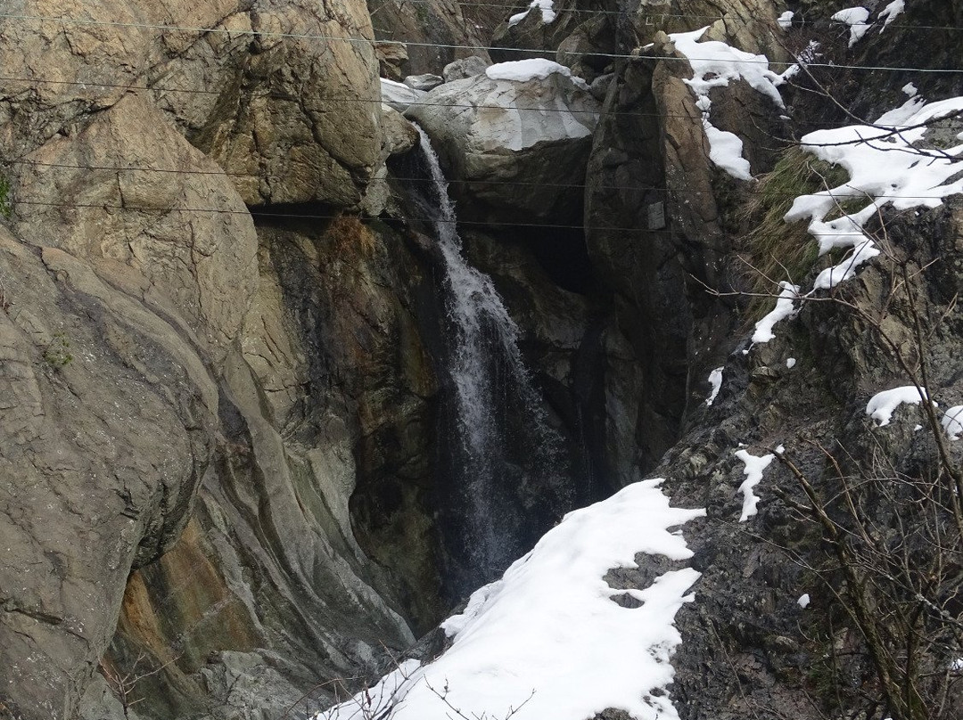 Suchurum Waterfall-卡尔洛沃必去景点