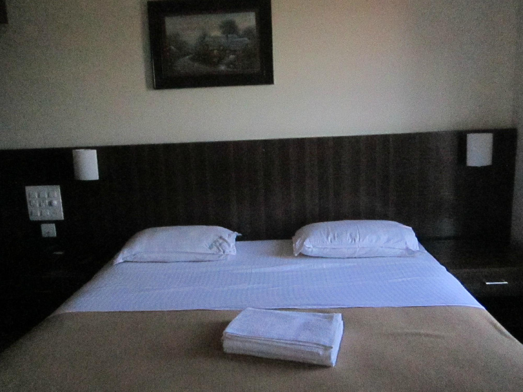 Hotel Green Park Suites Manipal主图