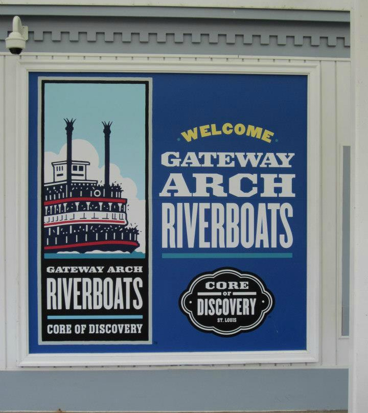 Riverboats at the Gateway Arch-圣路易斯必去景点