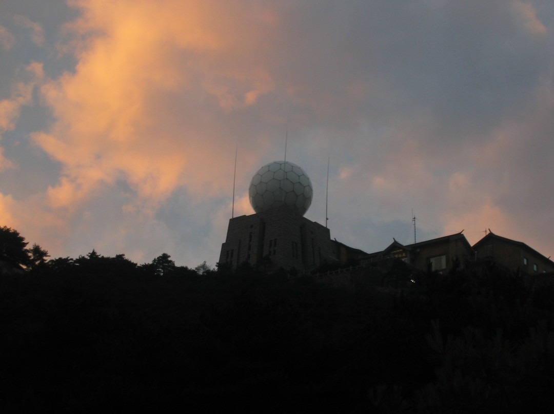 光明顶山庄主图