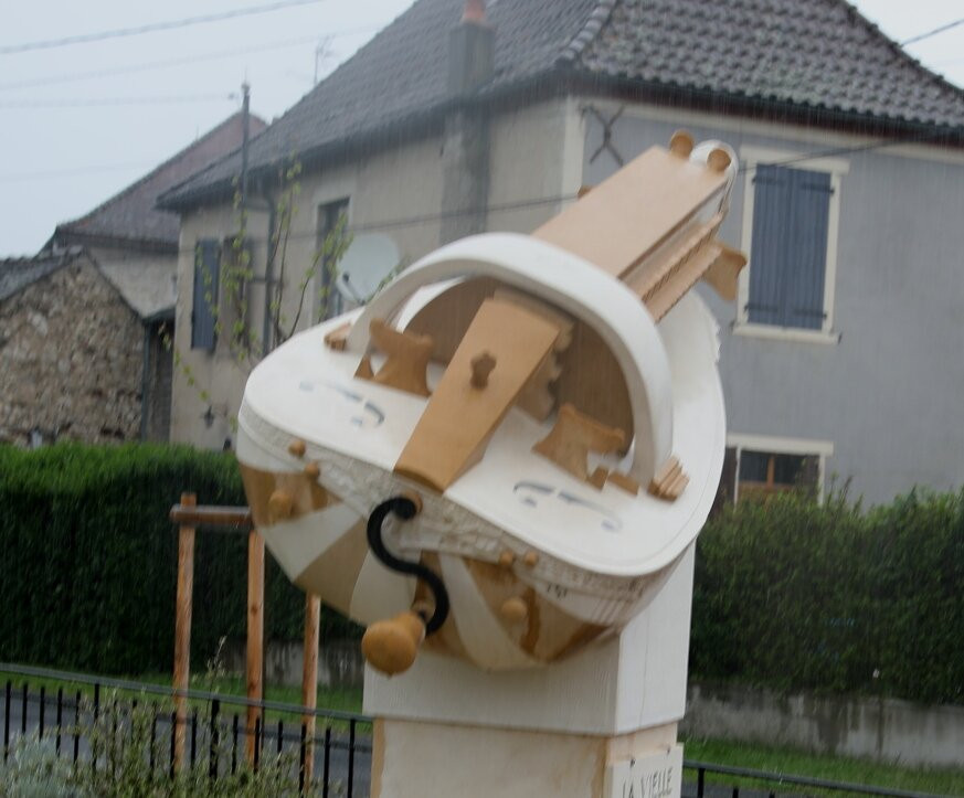 Monument à la Mémoire des Luthiers de Jenzat景点图片