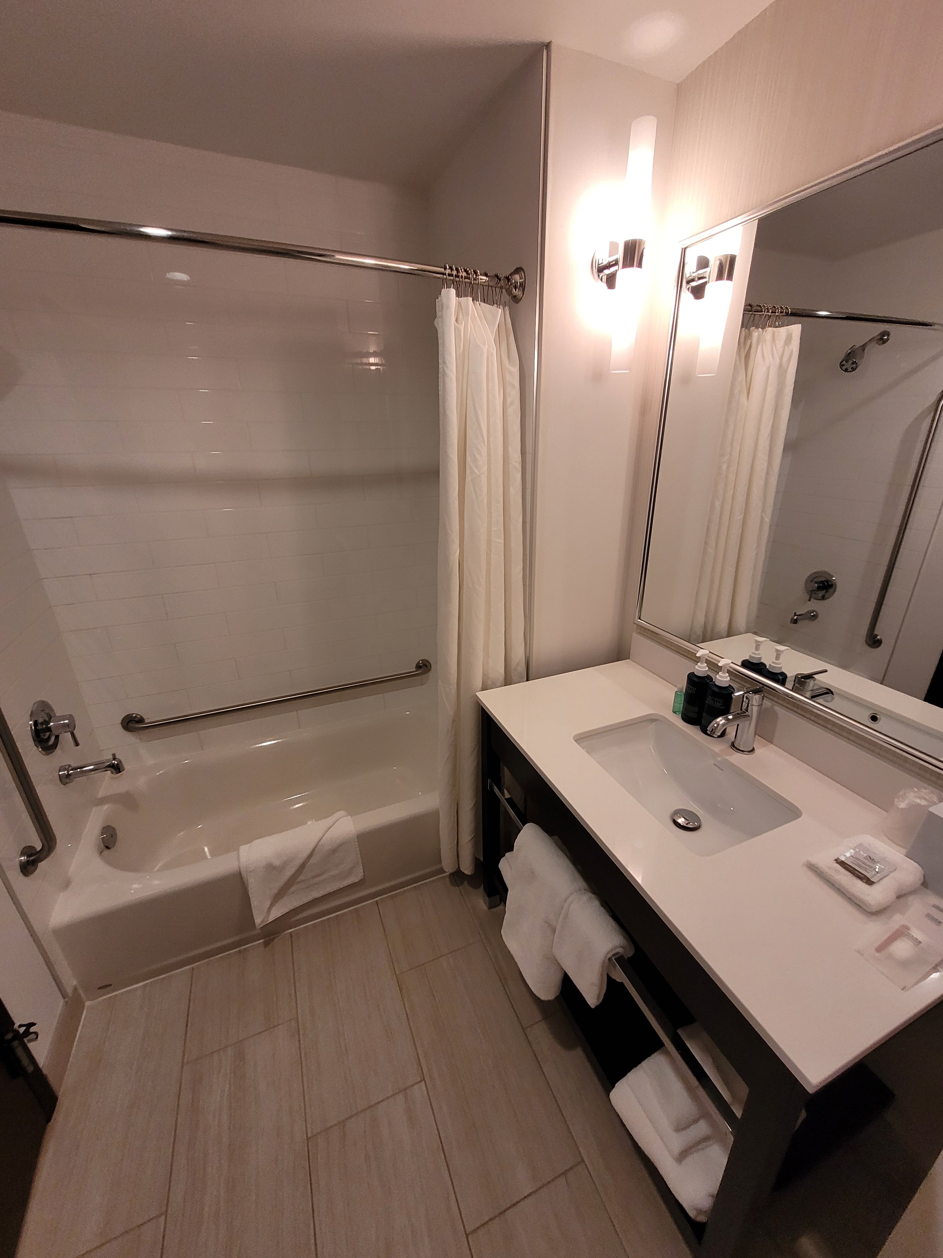 Four Points by Sheraton Edmonton International Airport-浴室