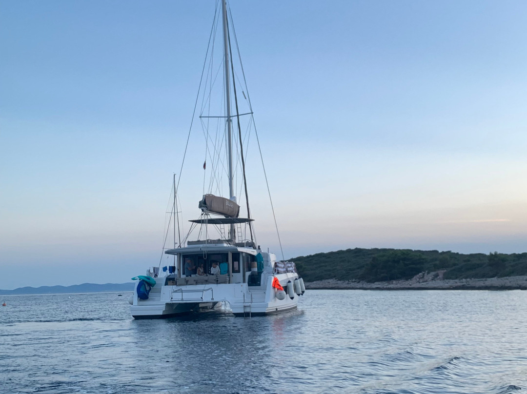 Globe Yacht Charter景点图片