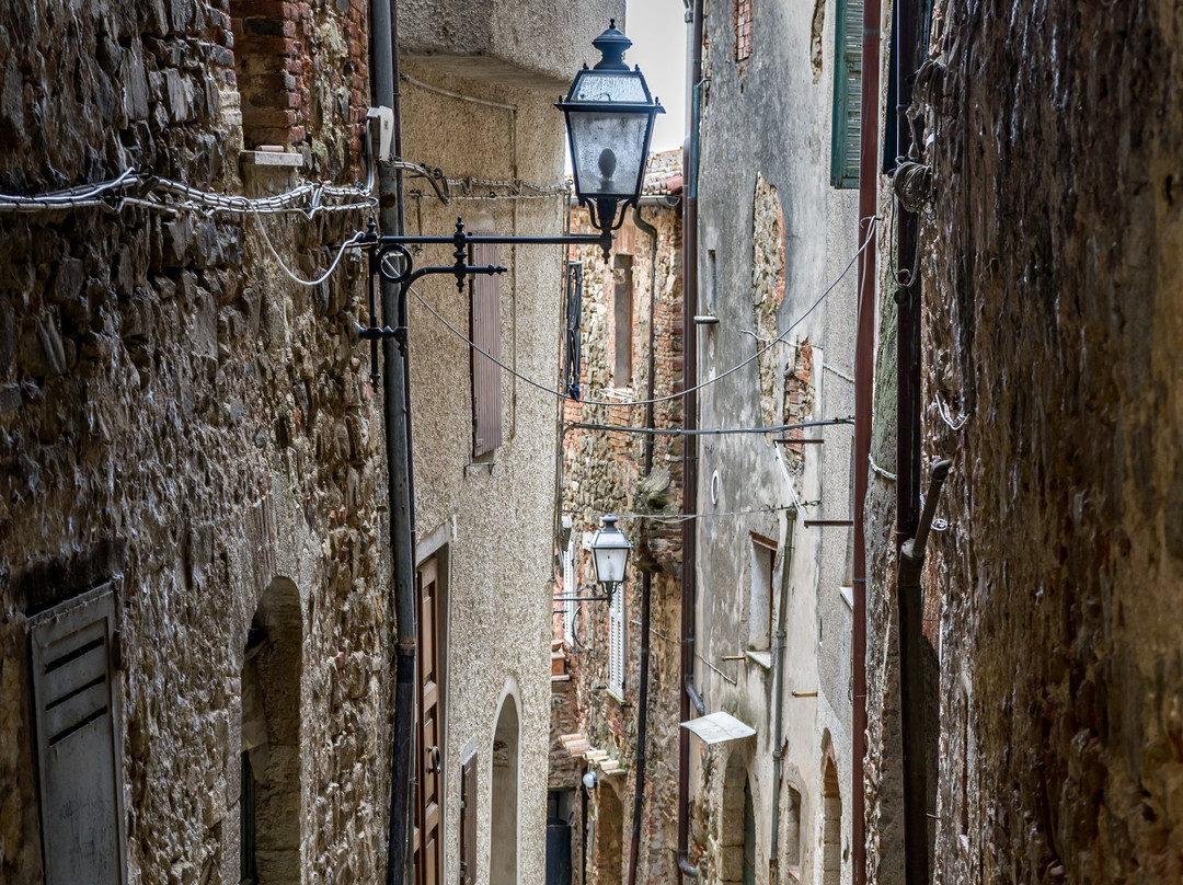 Piazza del Castello di Montemerano-Montemerano必去景点
