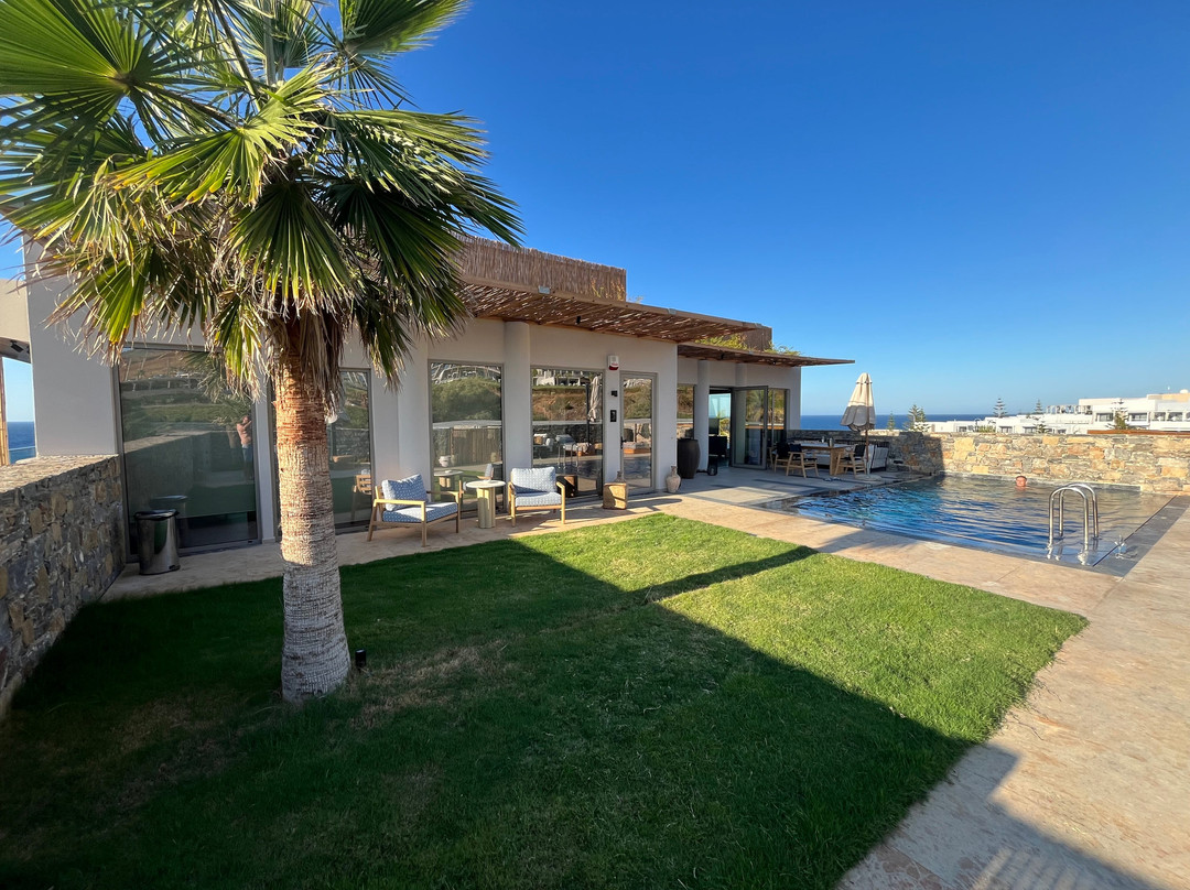 The Royal Blue Resort主图