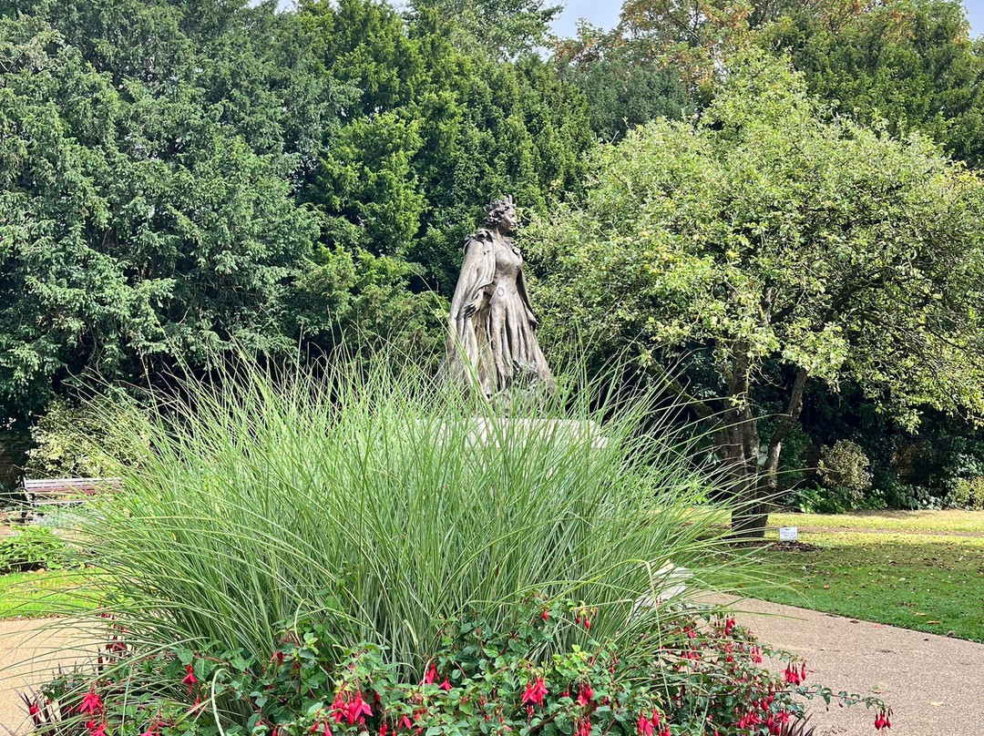 Statue Of Elizabeth 11-奥克姆必去景点