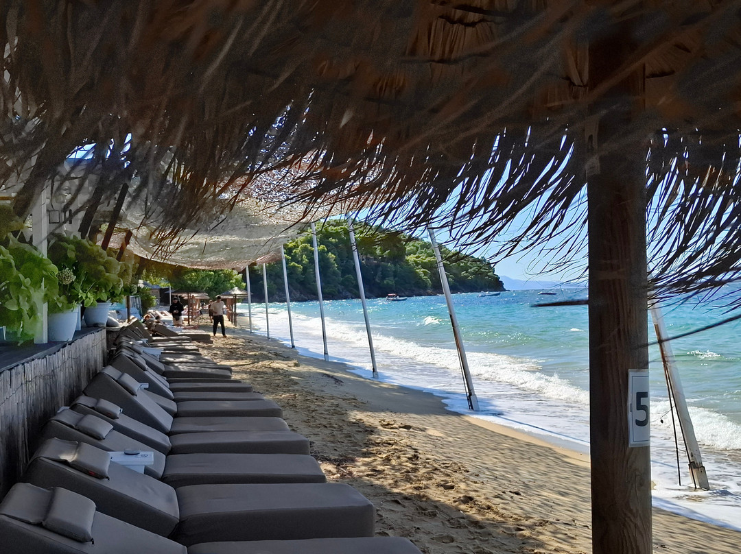 Vromolimnos Beach景点图片