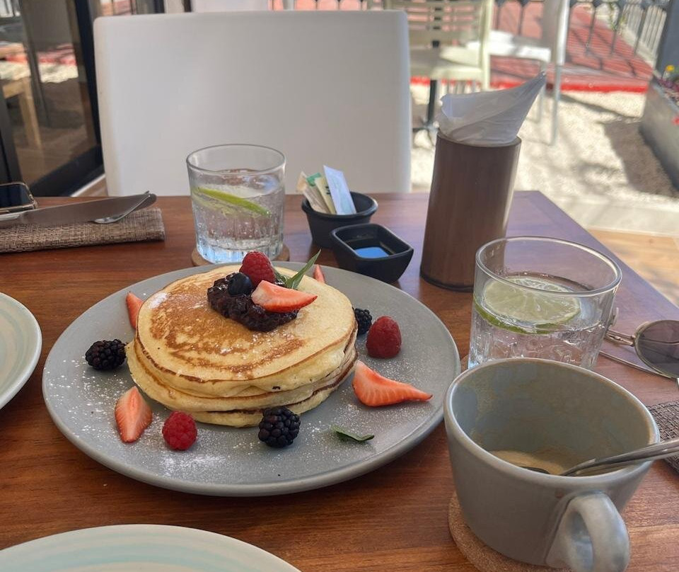 Damien Cafe Breakfast