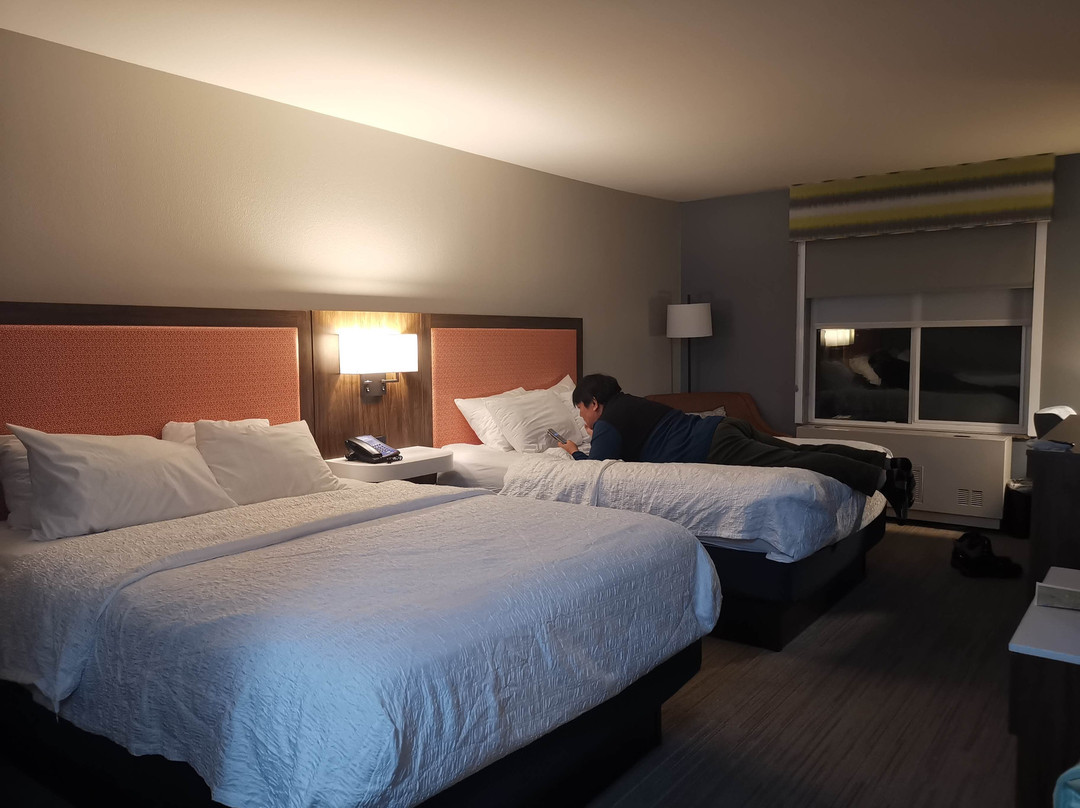 费尔班克斯汉普顿酒店及套房主图