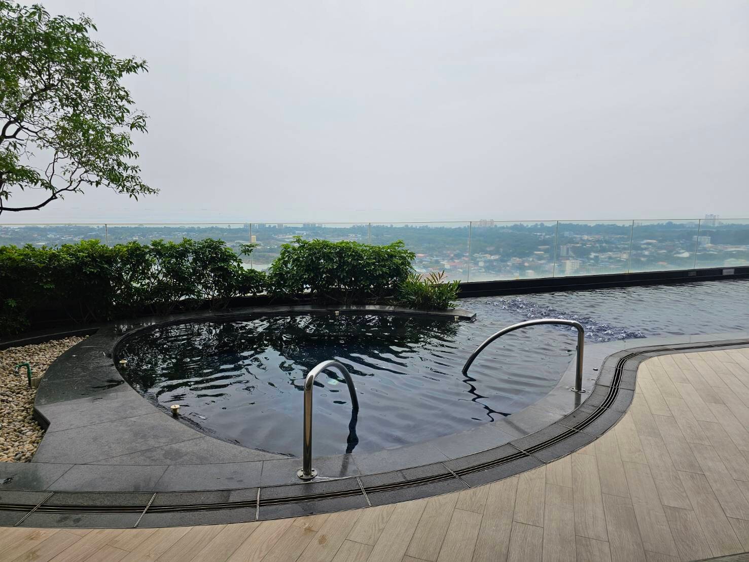 Holiday Inn & Suites Rayong City Centre By IHG-泳池