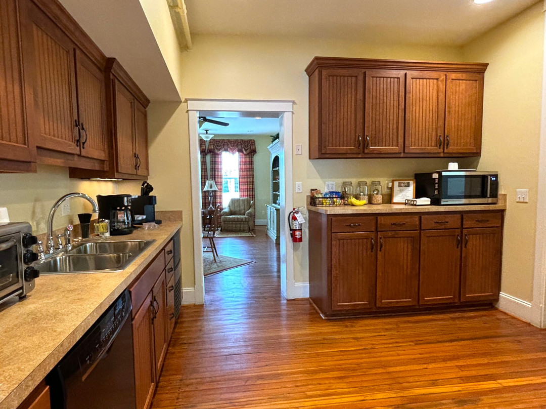 The Grand Lux Inn主图