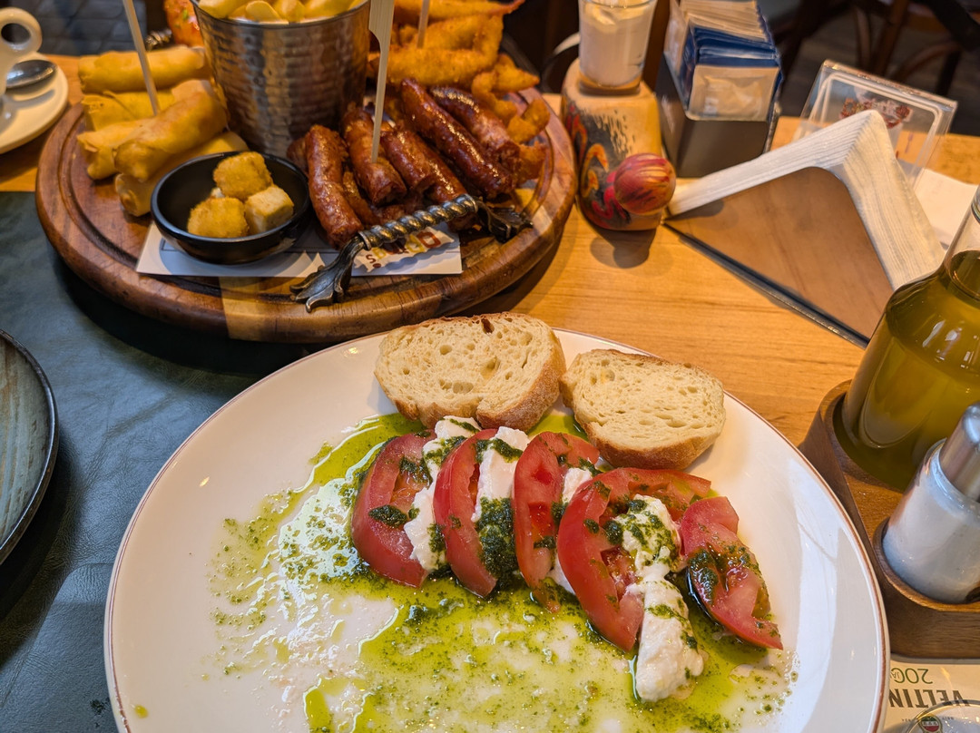 Oping's Cocktails And Beer-地拉那必去景点