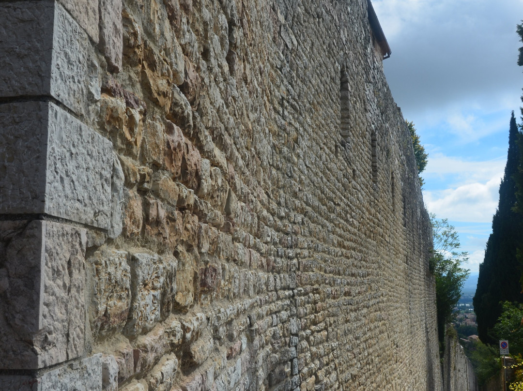 Sentiero Colle Eletto-古比奥必去景点