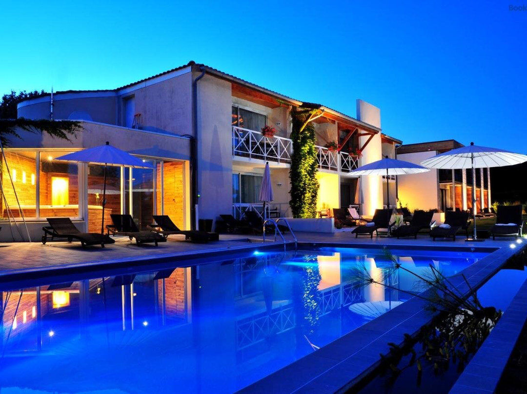 Champdolent酒店住宿-湖花园酒店