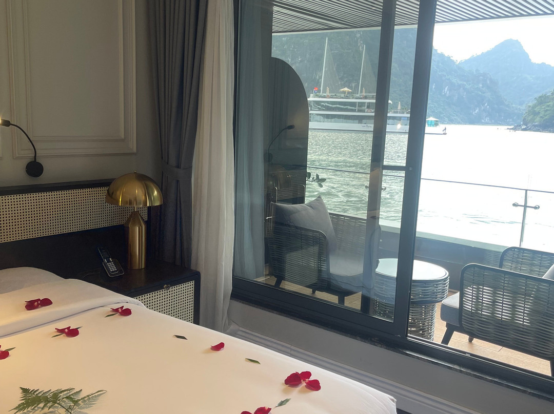 Elite of the Seas-下龙湾必去景点