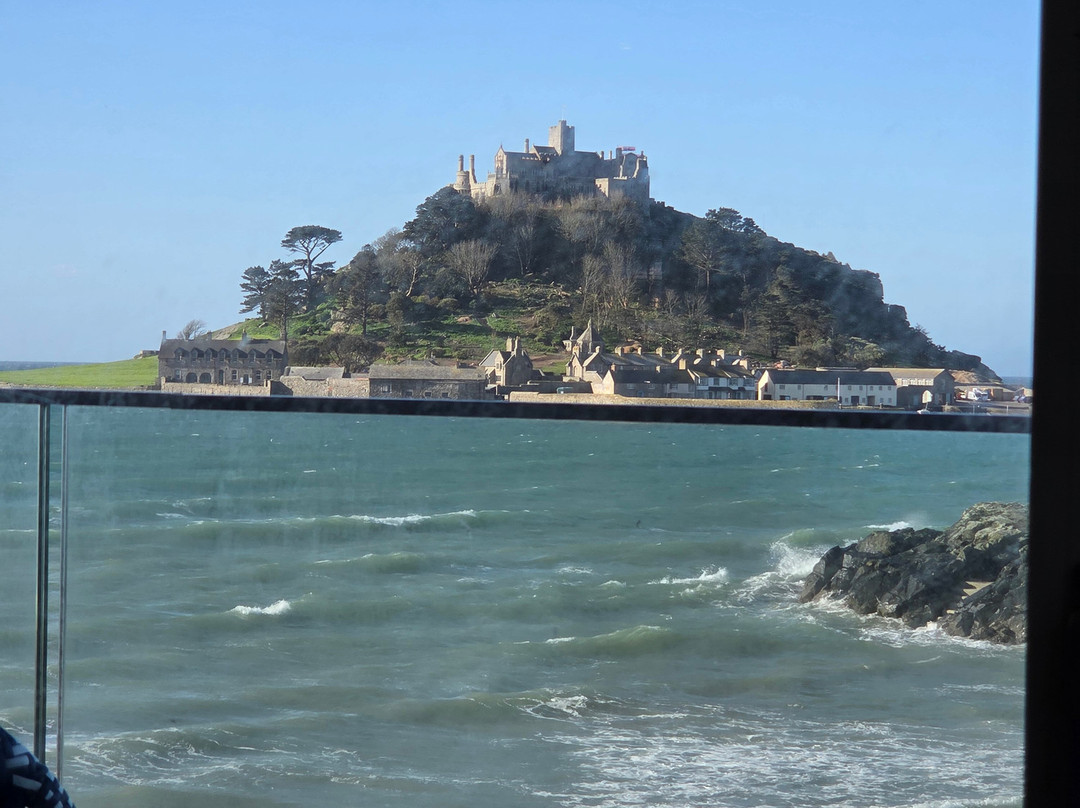 黄金海豚酒店主图