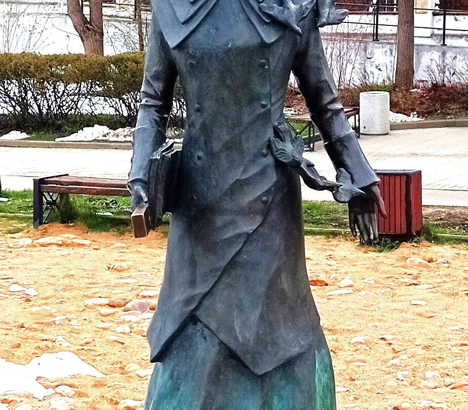 Sculpture the Teacher-Dmitrov必去景点