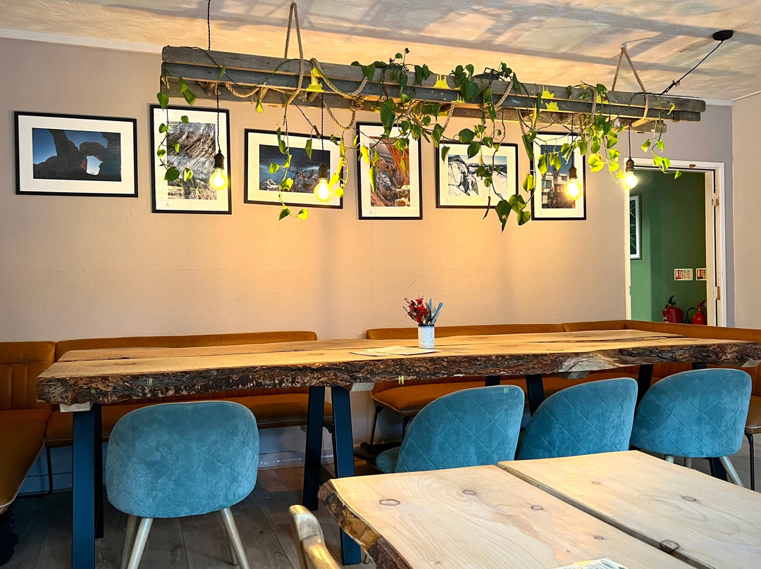 Melyn Cafe Bakery Bar