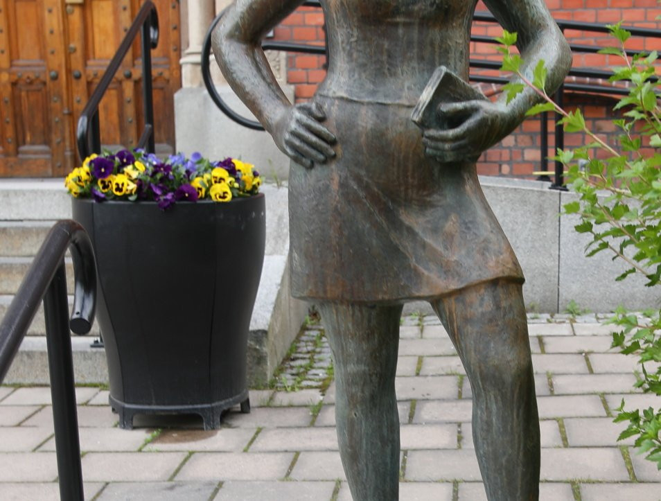 Statue « Flicka i kortkort » (La Fille en mini-jupe)