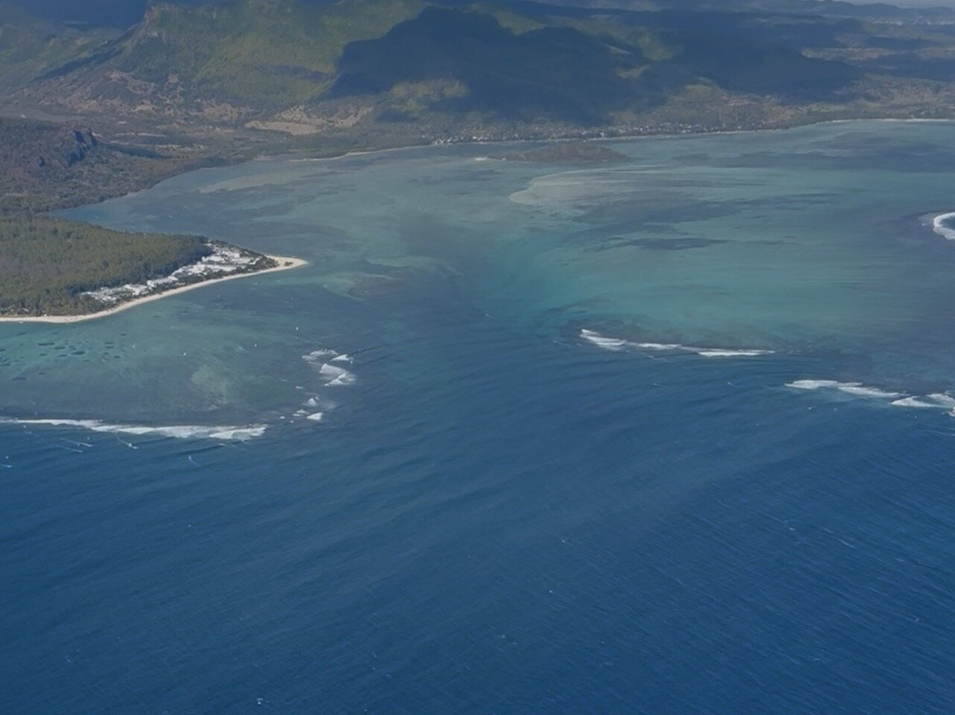 Underwater Waterfall-莫纳山必去景点
