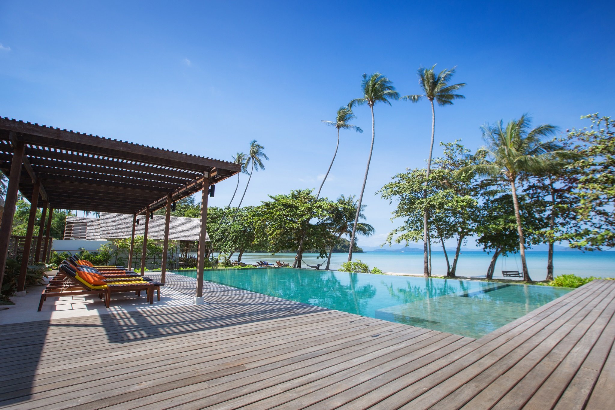 Mira Montra, The Beachfront Resort-官方