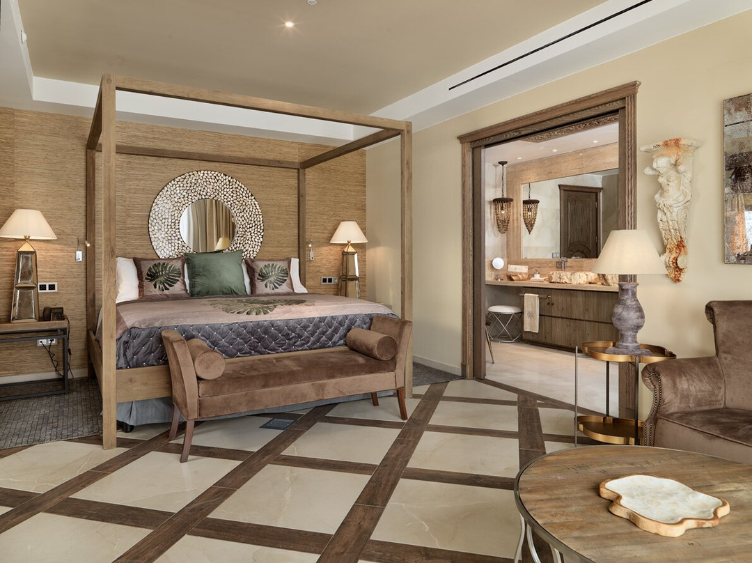 Royal River Luxury Hotel主图
