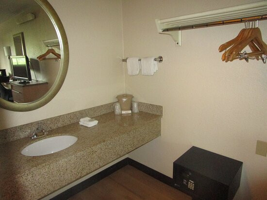 路易斯维尔红屋顶酒店主图