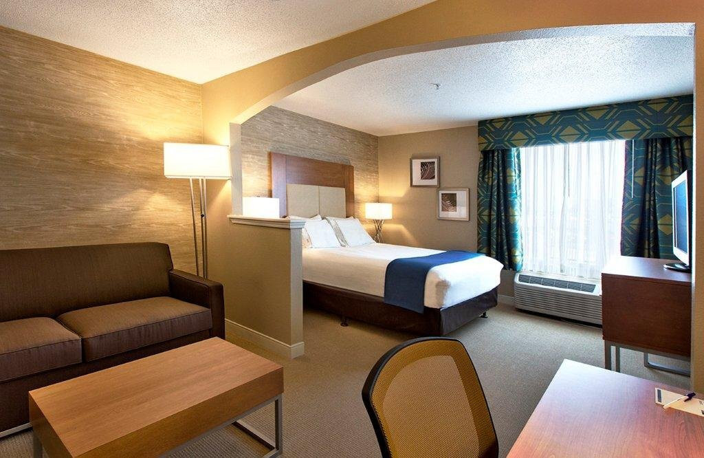 Holiday Inn & Suites 的林地主图