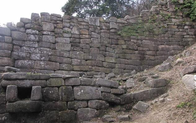 Goshogatani Kogoishi Stone Fort