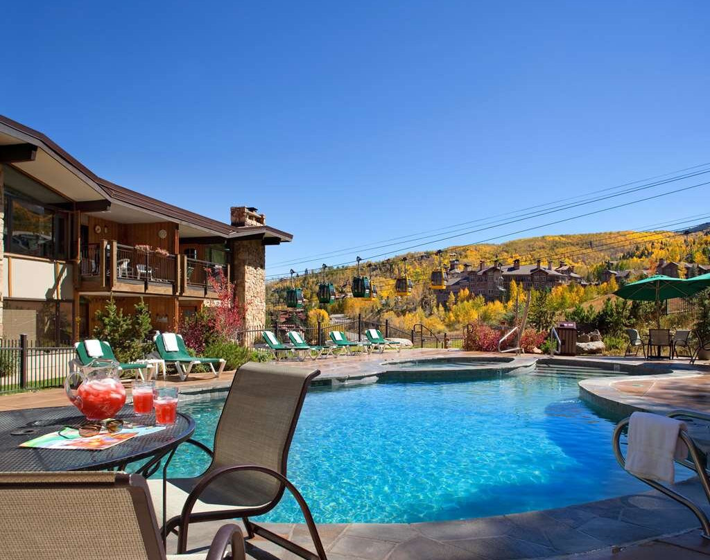 Shadowbrook Condominiums主图