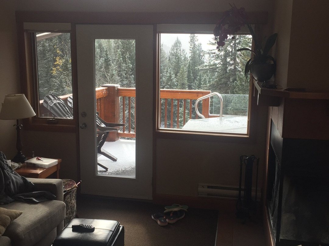 暗岭度假酒店主图