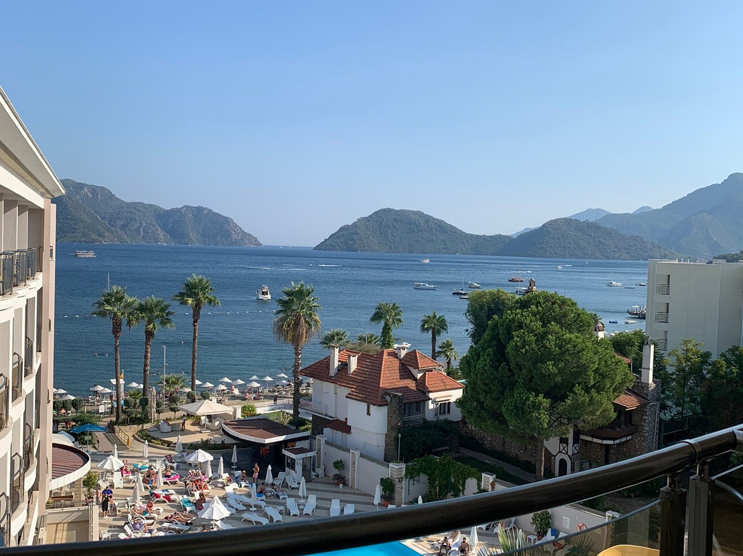 Golden Rock Beach Hotel主图