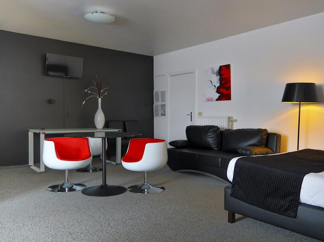 阿多马酒店主图