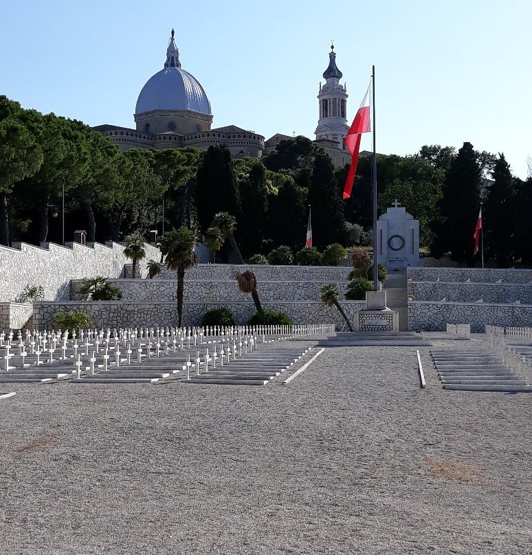 Polish War Cemetery景点图片