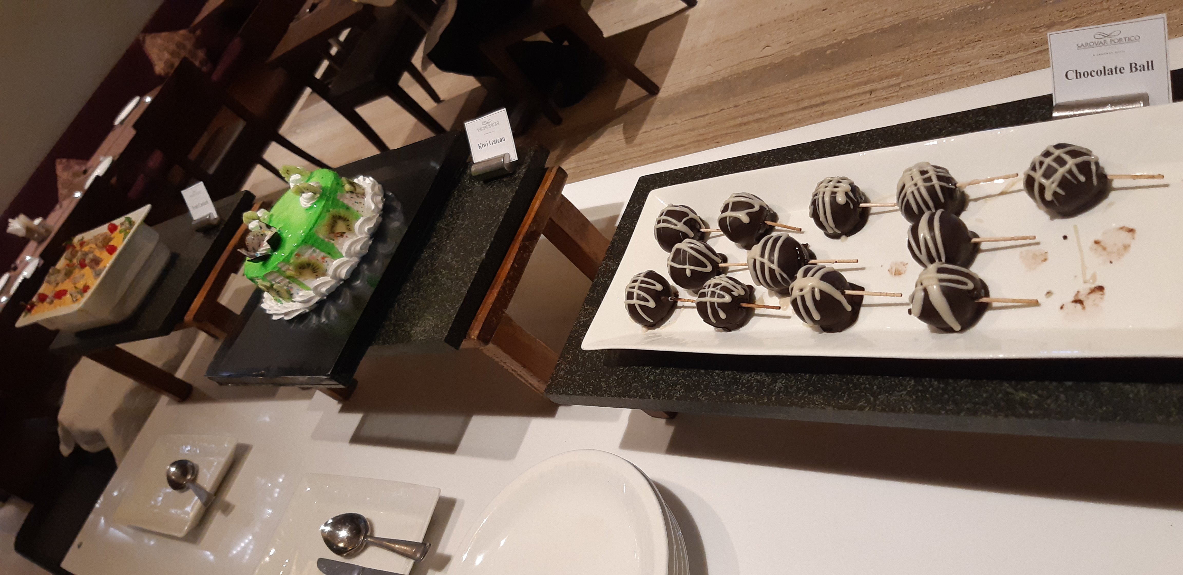 拉杰果德马拉萨萨罗瓦尔酒店-餐饮