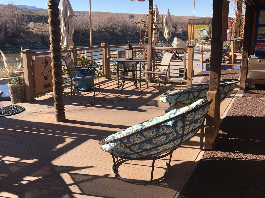 Riverbend Hot Springs主图