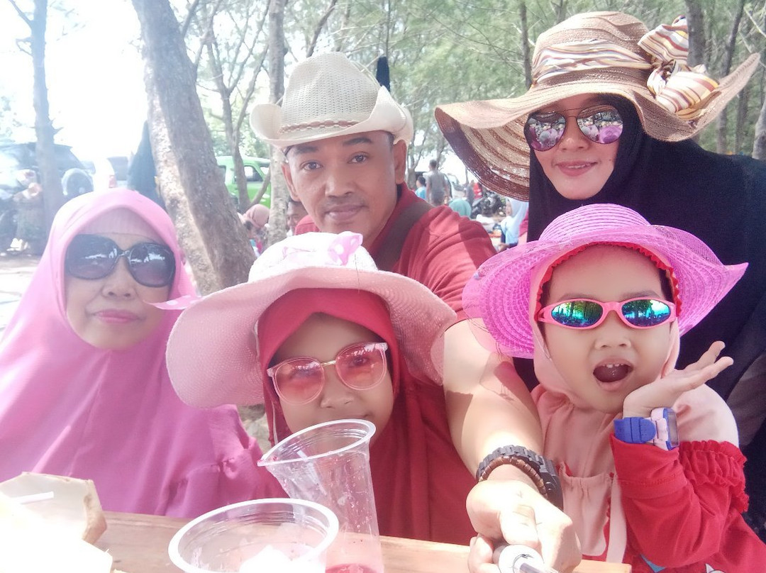 Karang Jahe Beach景点图片