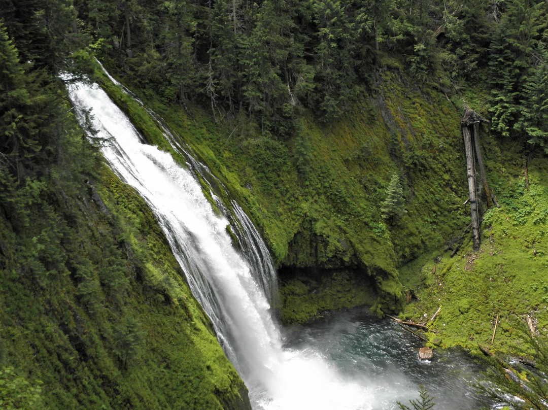 Crescent Lake旅游景点-Lemolo Falls