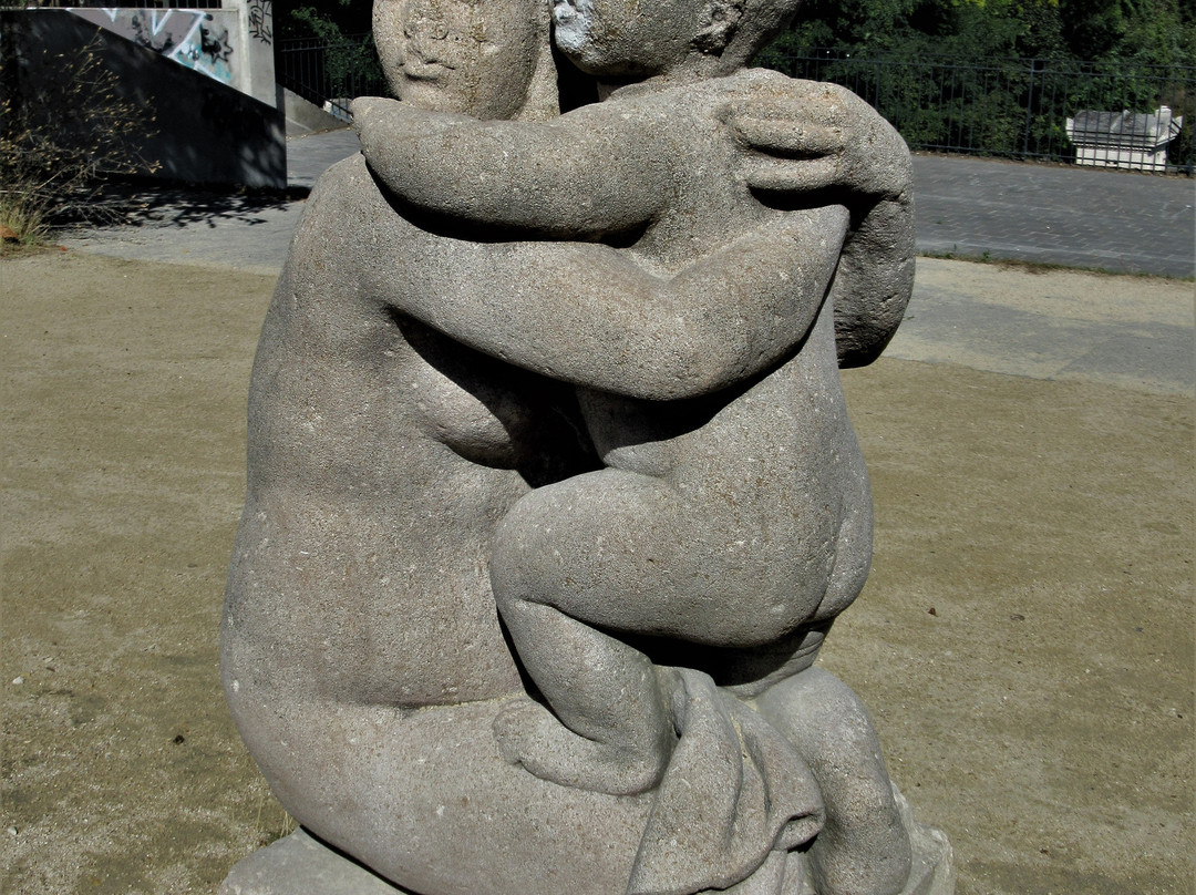 Statue representant une mere et son enfant-Romainville必去景点