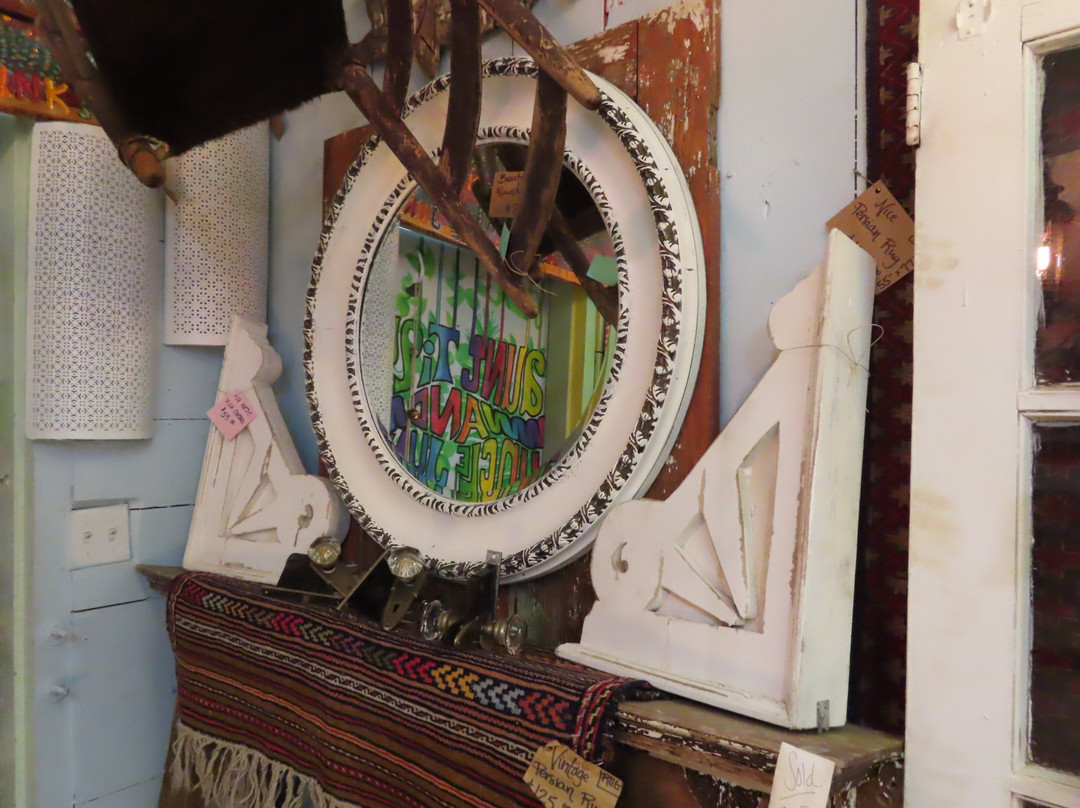 Aunt Tique & Uncle Junk's-Thomson必去景点