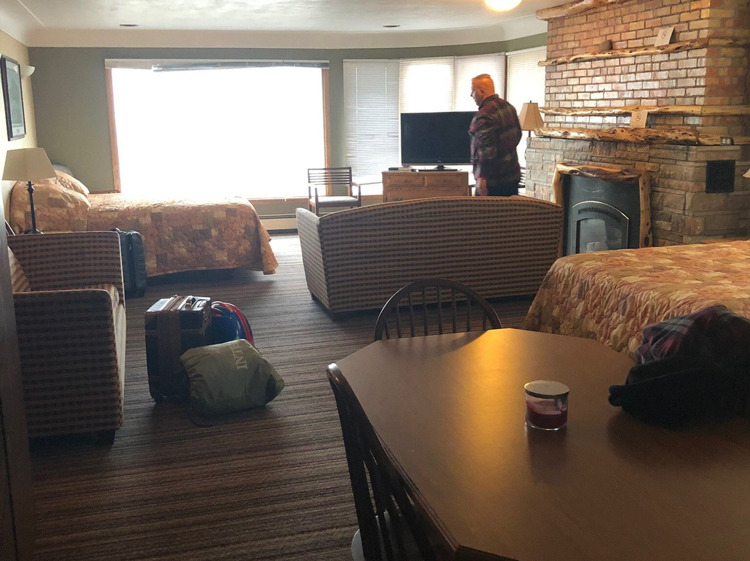 Twin Pines Resort主图