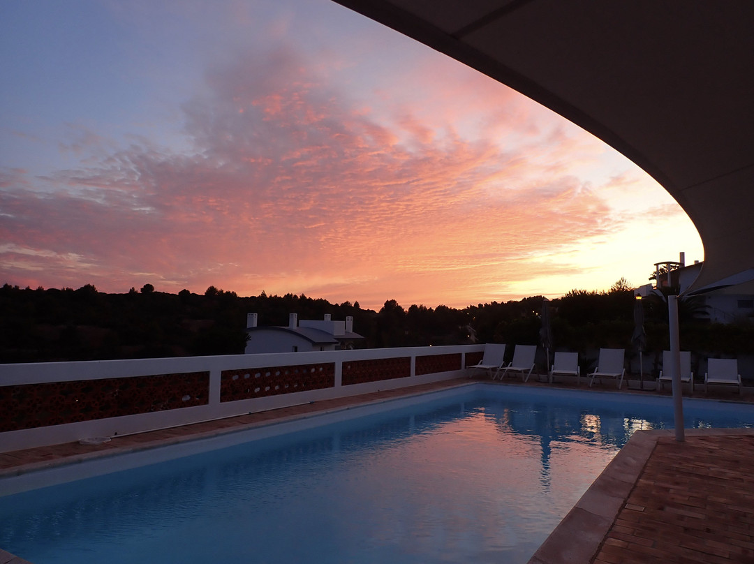 Chicks On Waves主图